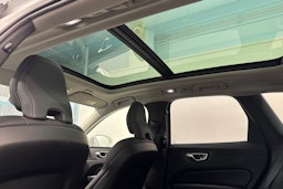 Valkoinen Volvo XC60 2023 kuva 15.