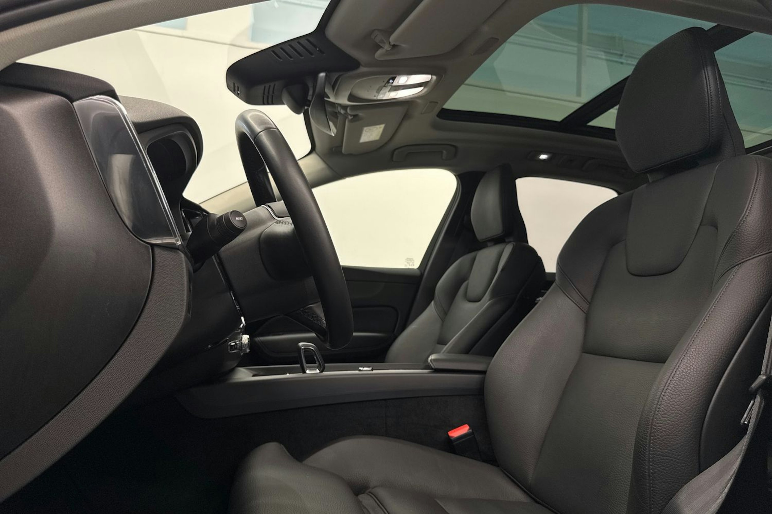 Valkoinen Volvo XC60 2023 kuva 16.