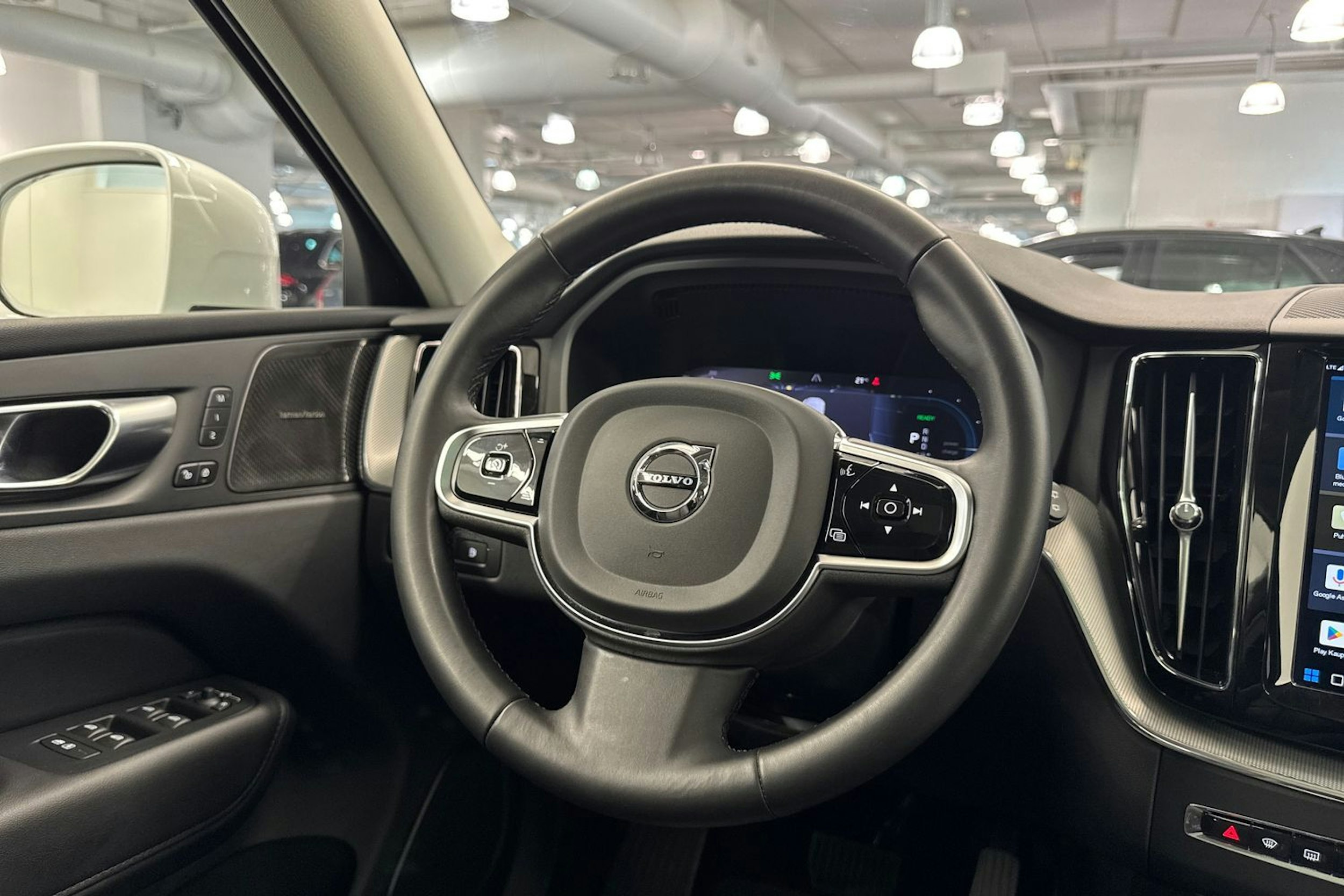 Valkoinen Volvo XC60 2023 kuva 17.