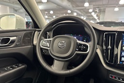 Valkoinen Volvo XC60 2023 kuva 17.