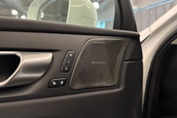 Valkoinen Volvo XC60 2023 kuva 18.