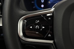 Valkoinen Volvo XC60 2023 kuva 22.