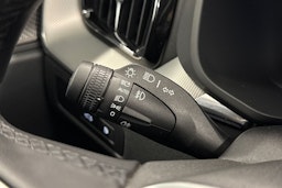 Valkoinen Volvo XC60 2023 kuva 24.