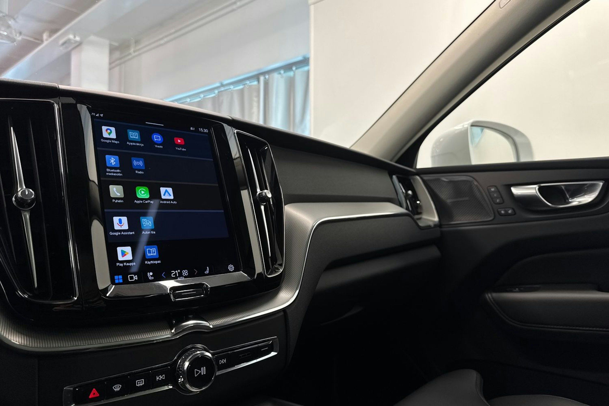 Valkoinen Volvo XC60 2023 kuva 29.