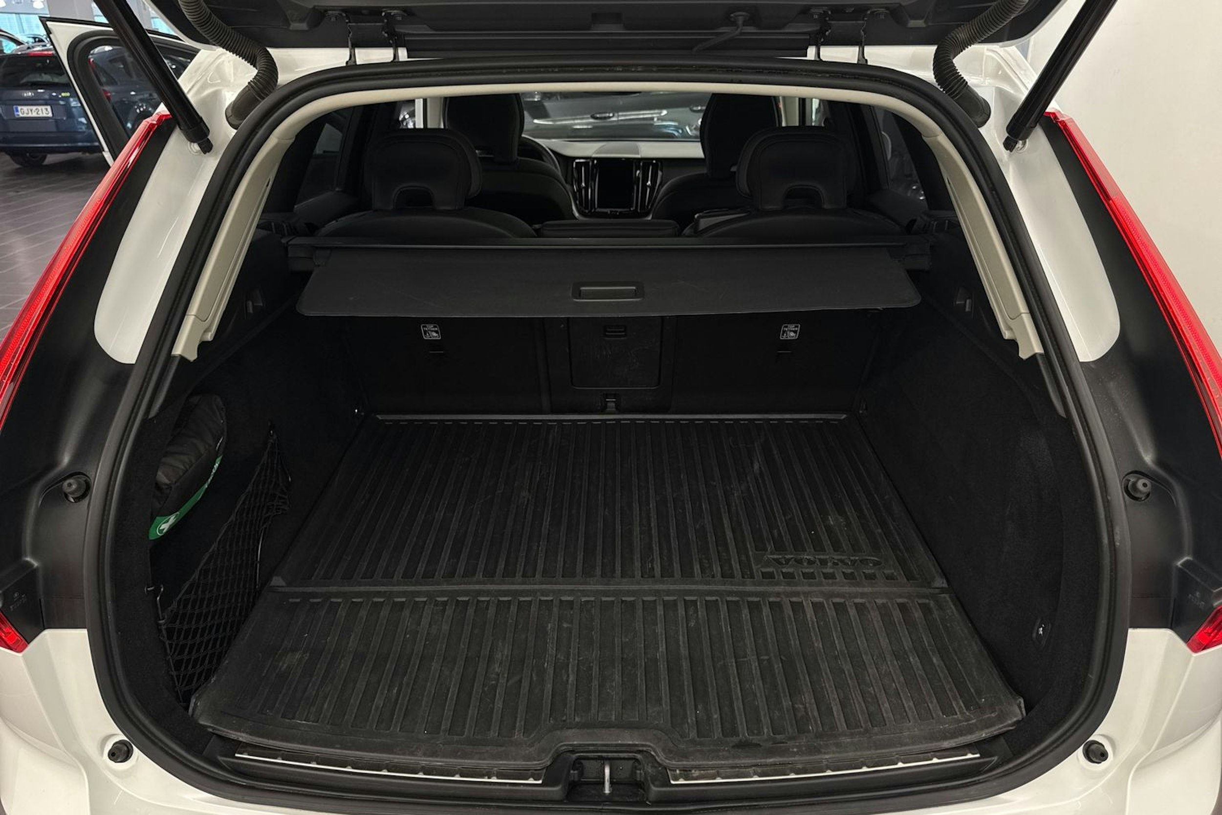 Valkoinen Volvo XC60 2023 kuva 35.