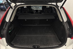 Valkoinen Volvo XC60 2023 kuva 35.