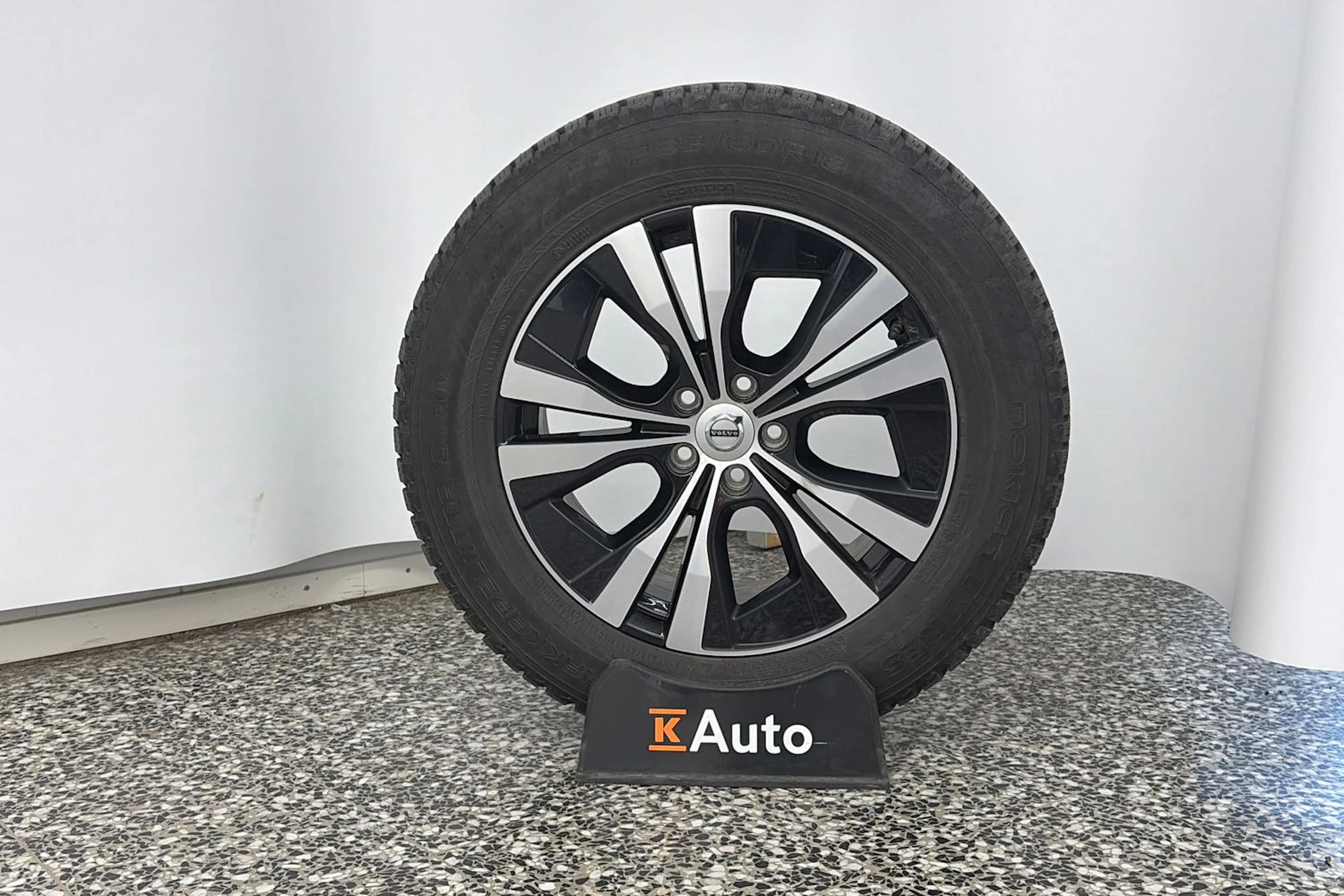 musta Volvo XC60 2023 kuva 13.