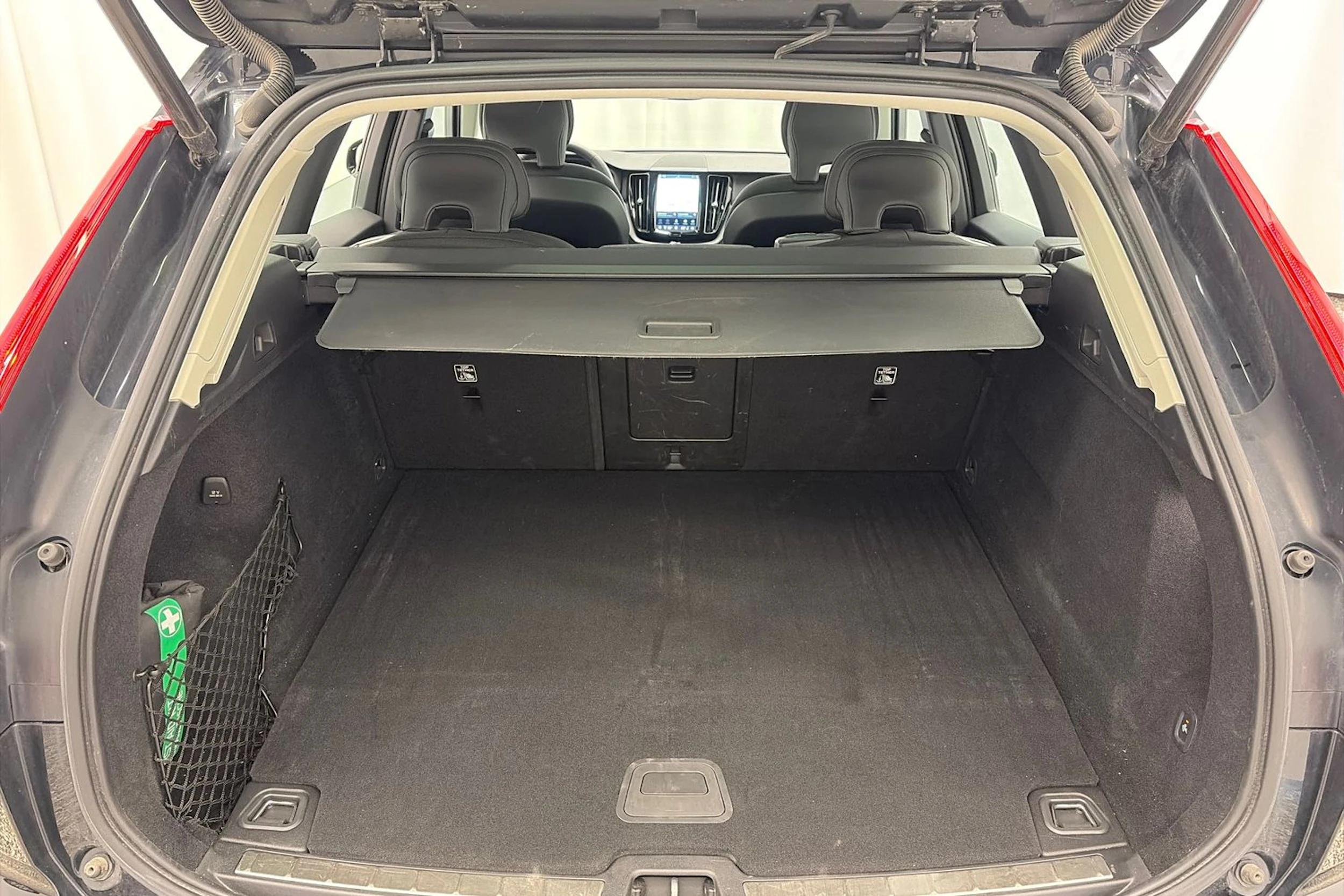 musta Volvo XC60 2023 kuva 15.