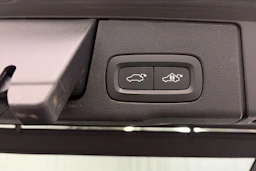 musta Volvo XC60 2023 kuva 16.