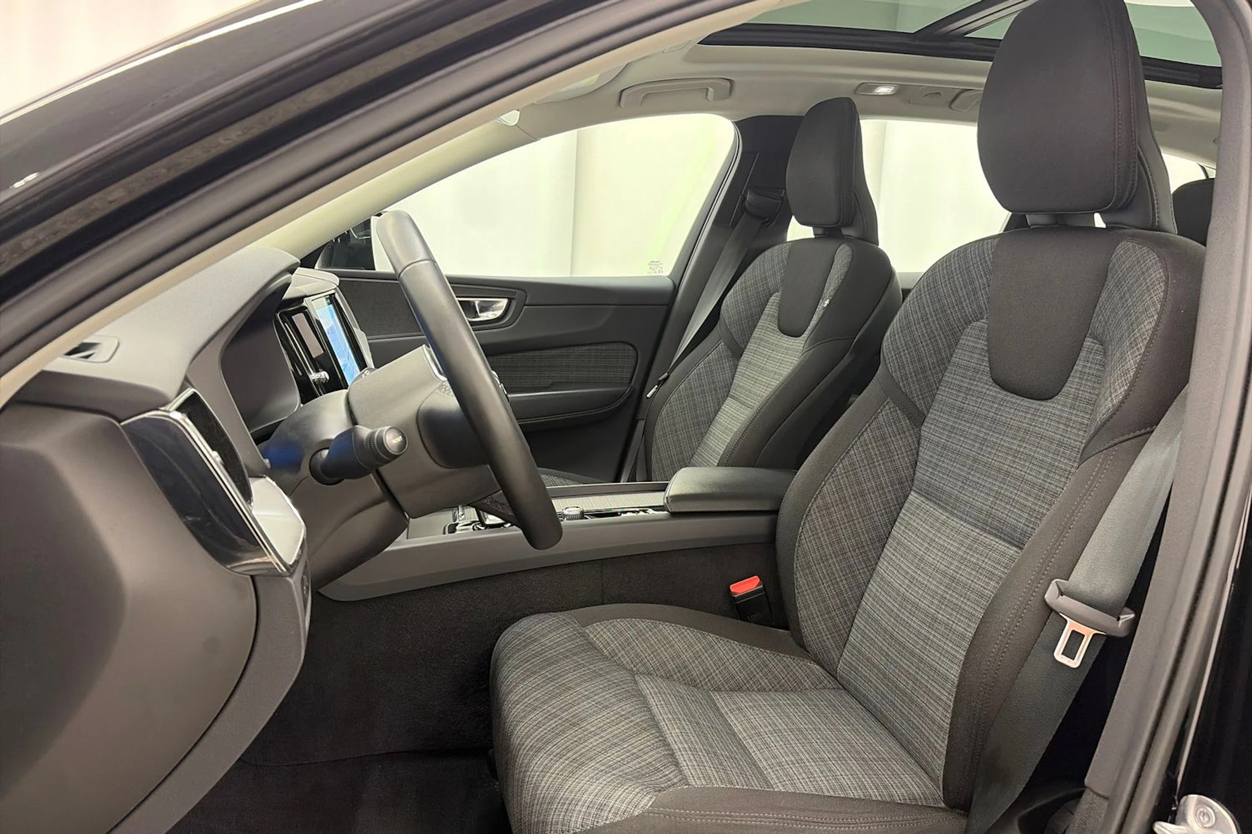 musta Volvo XC60 2023 kuva 18.