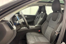 musta Volvo XC60 2023 kuva 18.