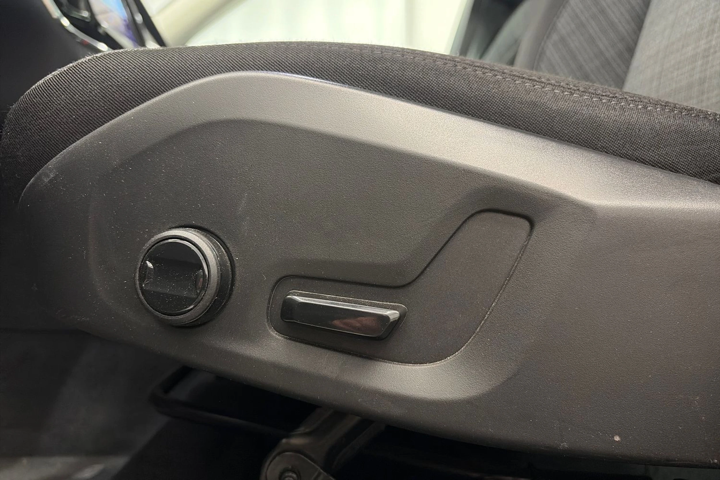 musta Volvo XC60 2023 kuva 19.