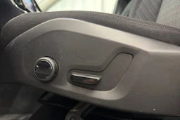 musta Volvo XC60 2023 kuva 19.