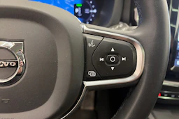 musta Volvo XC60 2023 kuva 23.