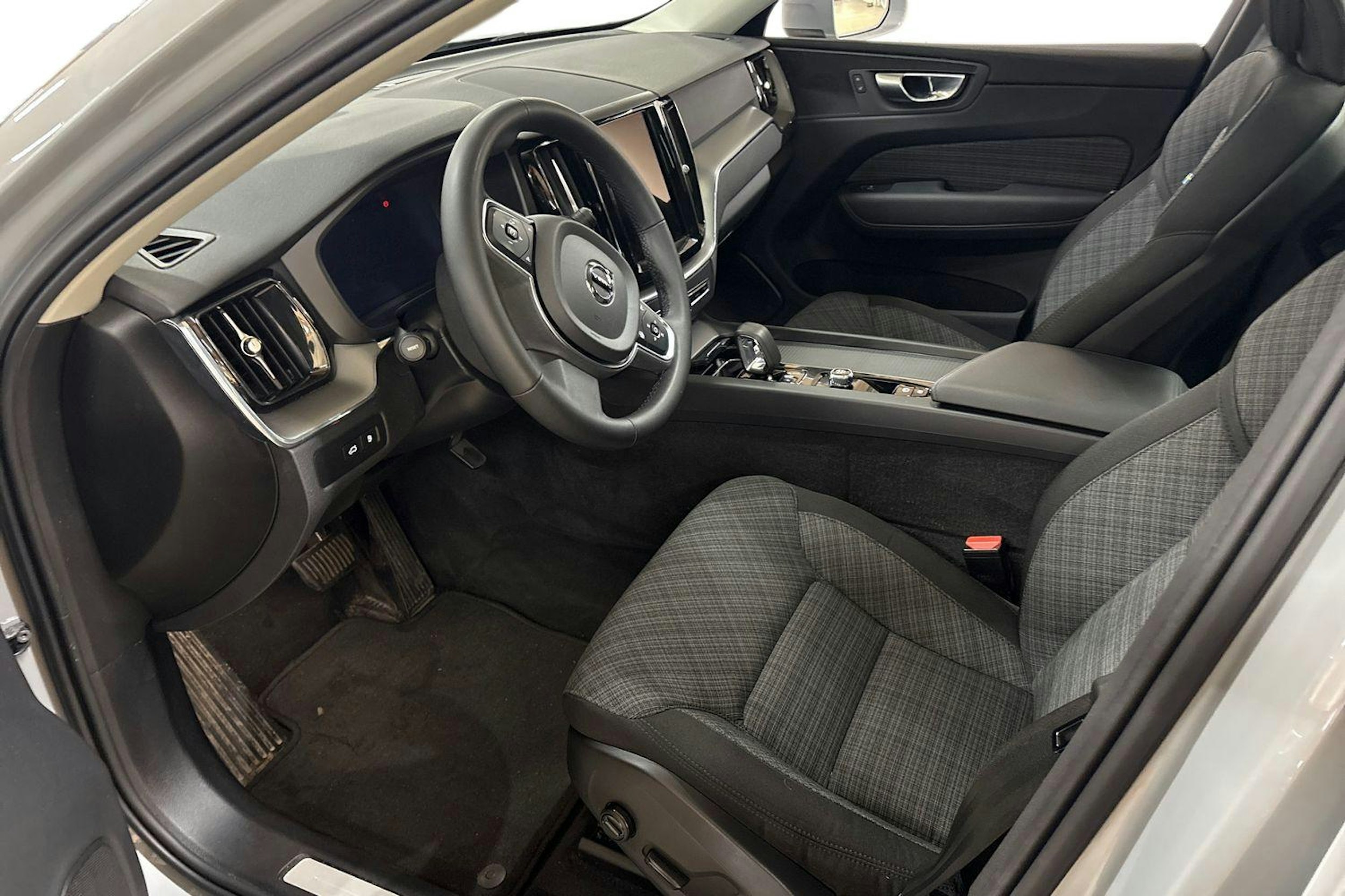 harmaa Volvo XC60 2023 kuva 3.