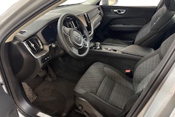 harmaa Volvo XC60 2023 kuva 3.