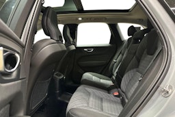 harmaa Volvo XC60 2024 kuva 8.