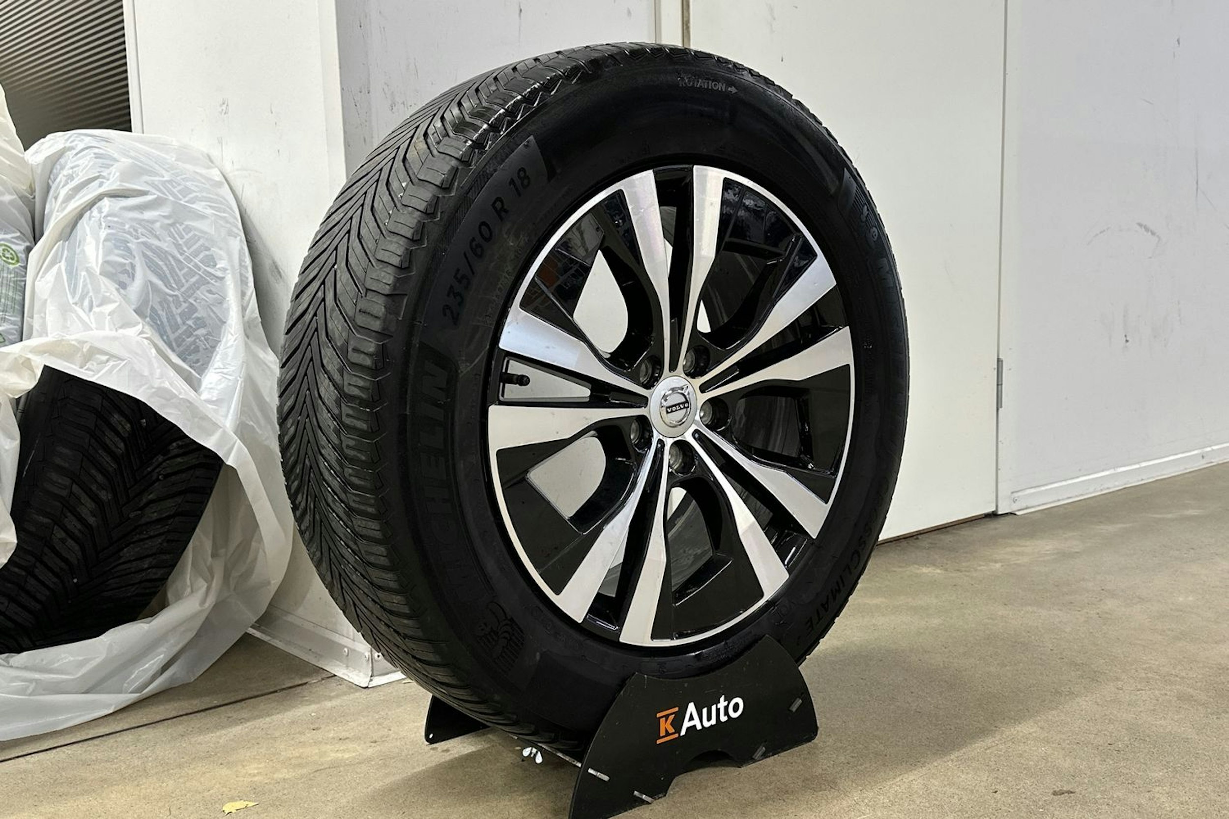 harmaa Volvo XC60 2024 kuva 10.