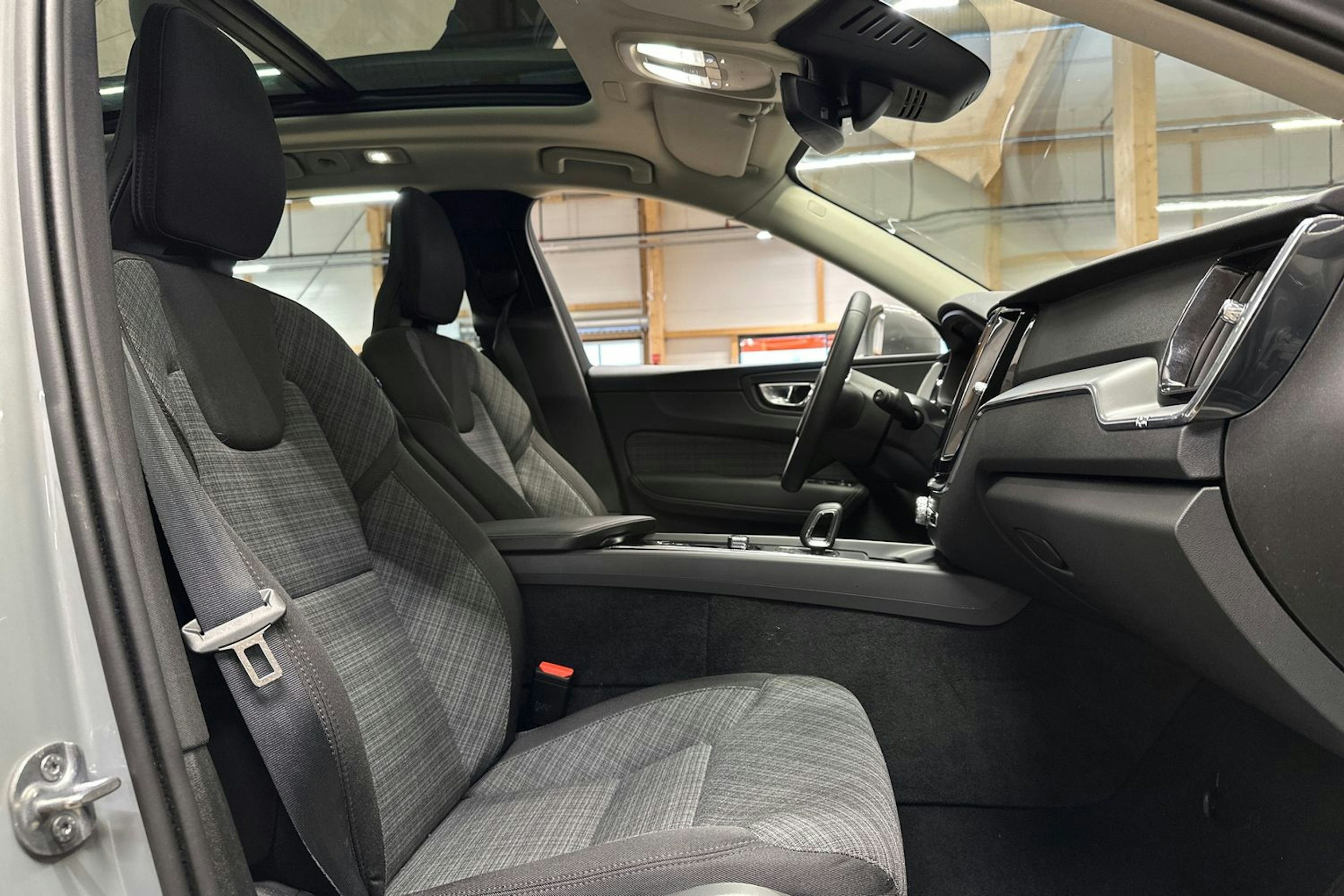 harmaa Volvo XC60 2024 kuva 11.