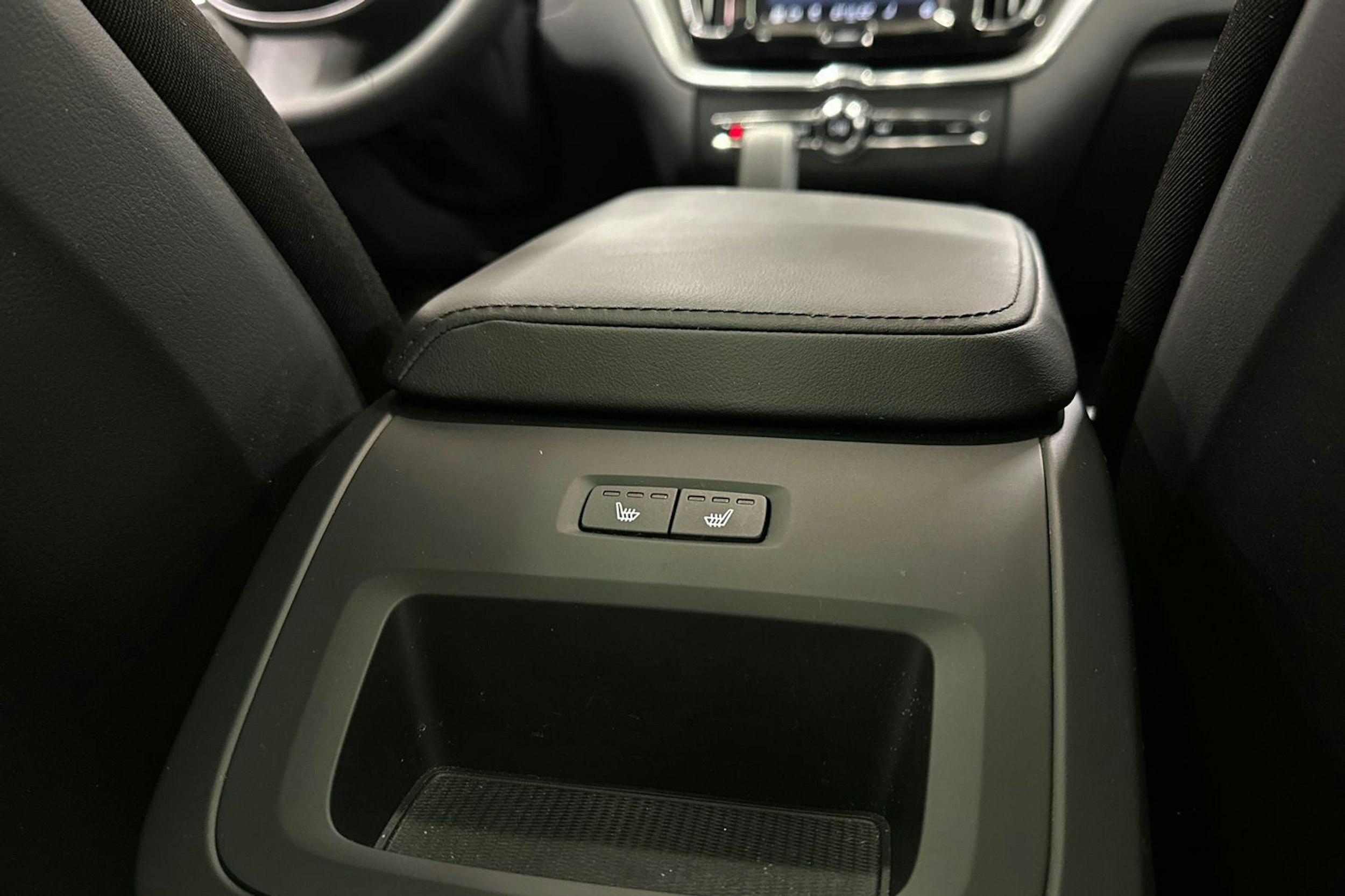 harmaa Volvo XC60 2024 kuva 12.