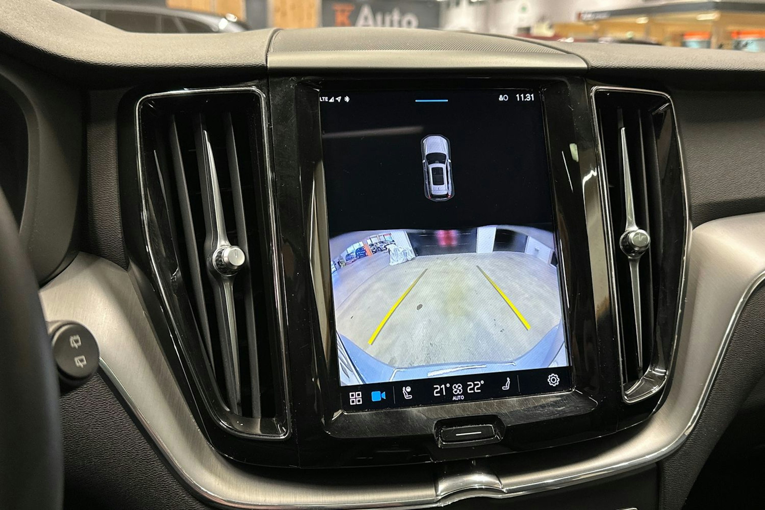 harmaa Volvo XC60 2024 kuva 14.