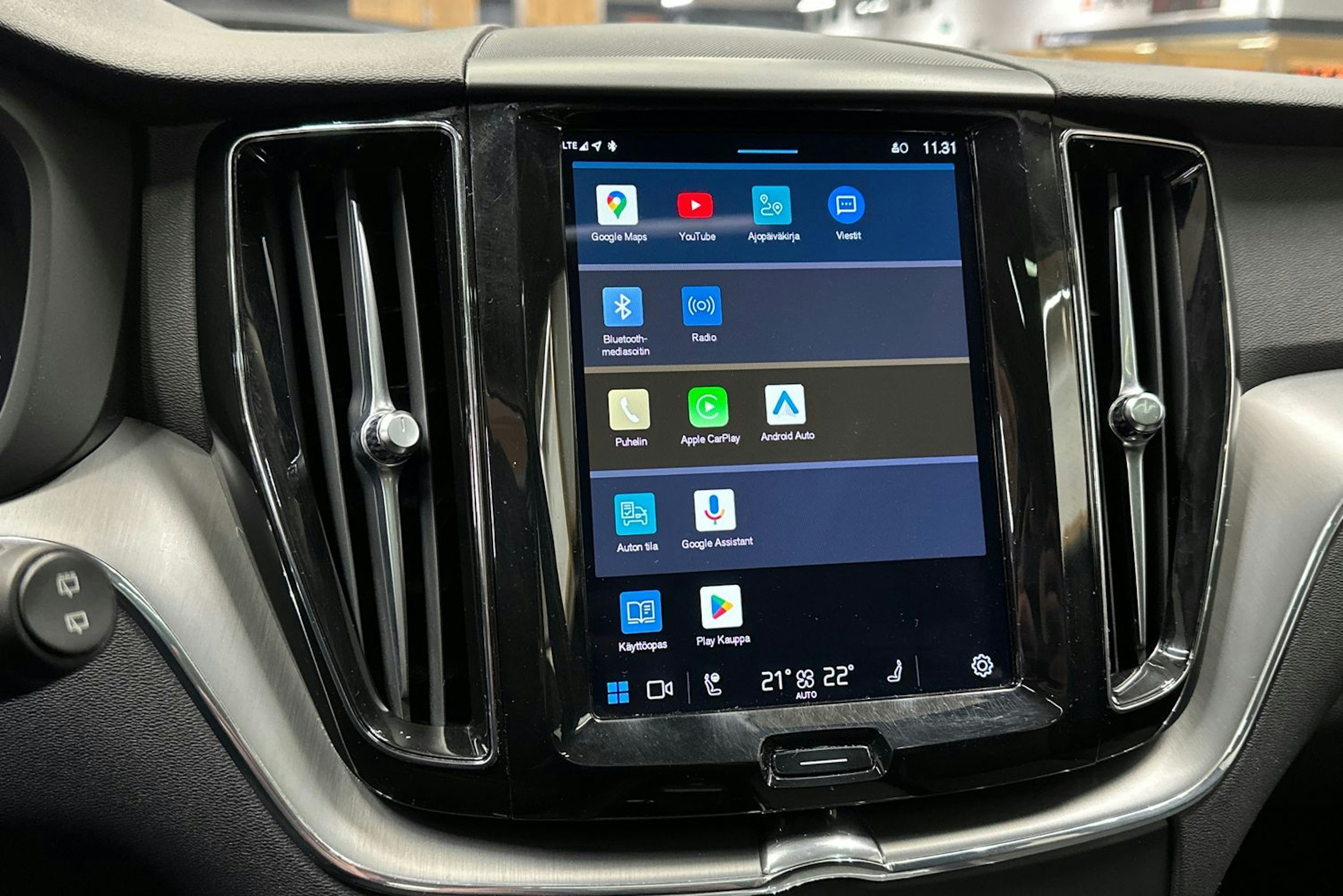 harmaa Volvo XC60 2024 kuva 15.