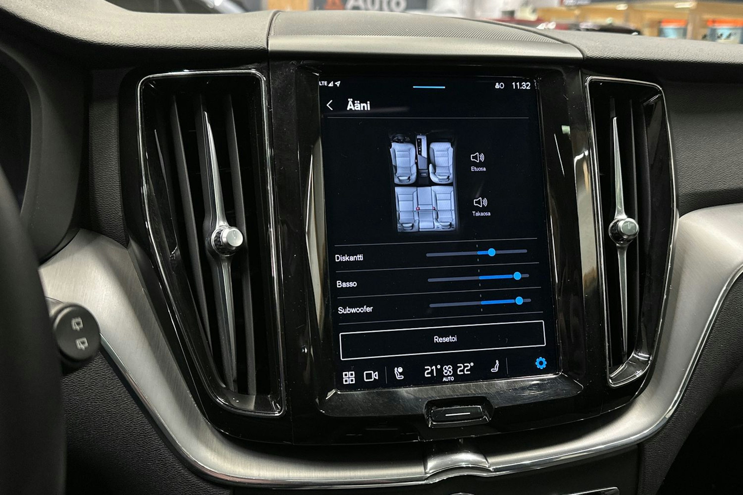 harmaa Volvo XC60 2024 kuva 16.