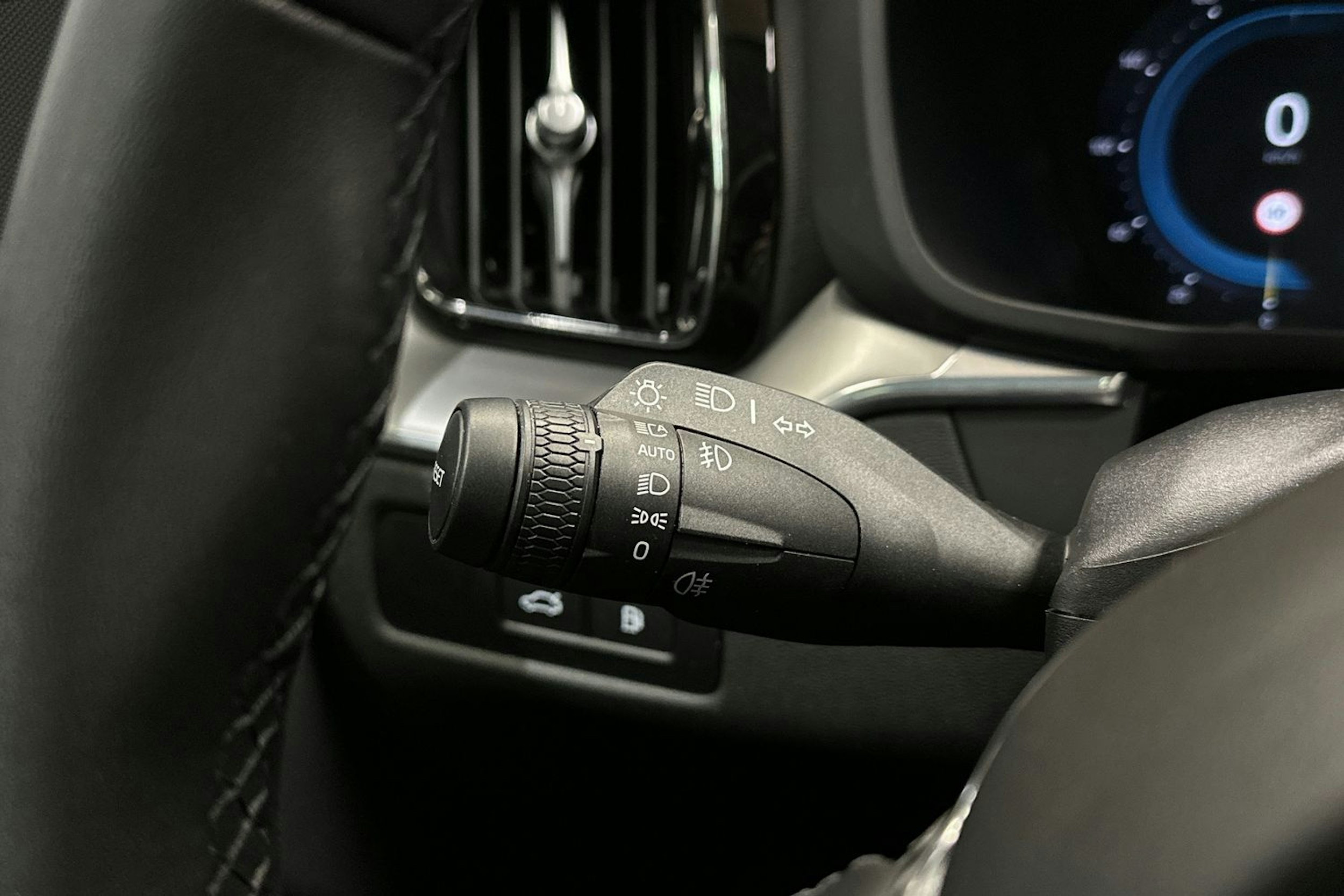 harmaa Volvo XC60 2024 kuva 20.