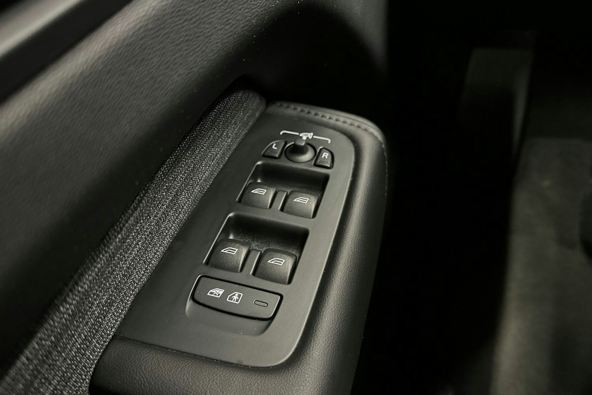 harmaa Volvo XC60 2024 kuva 22.