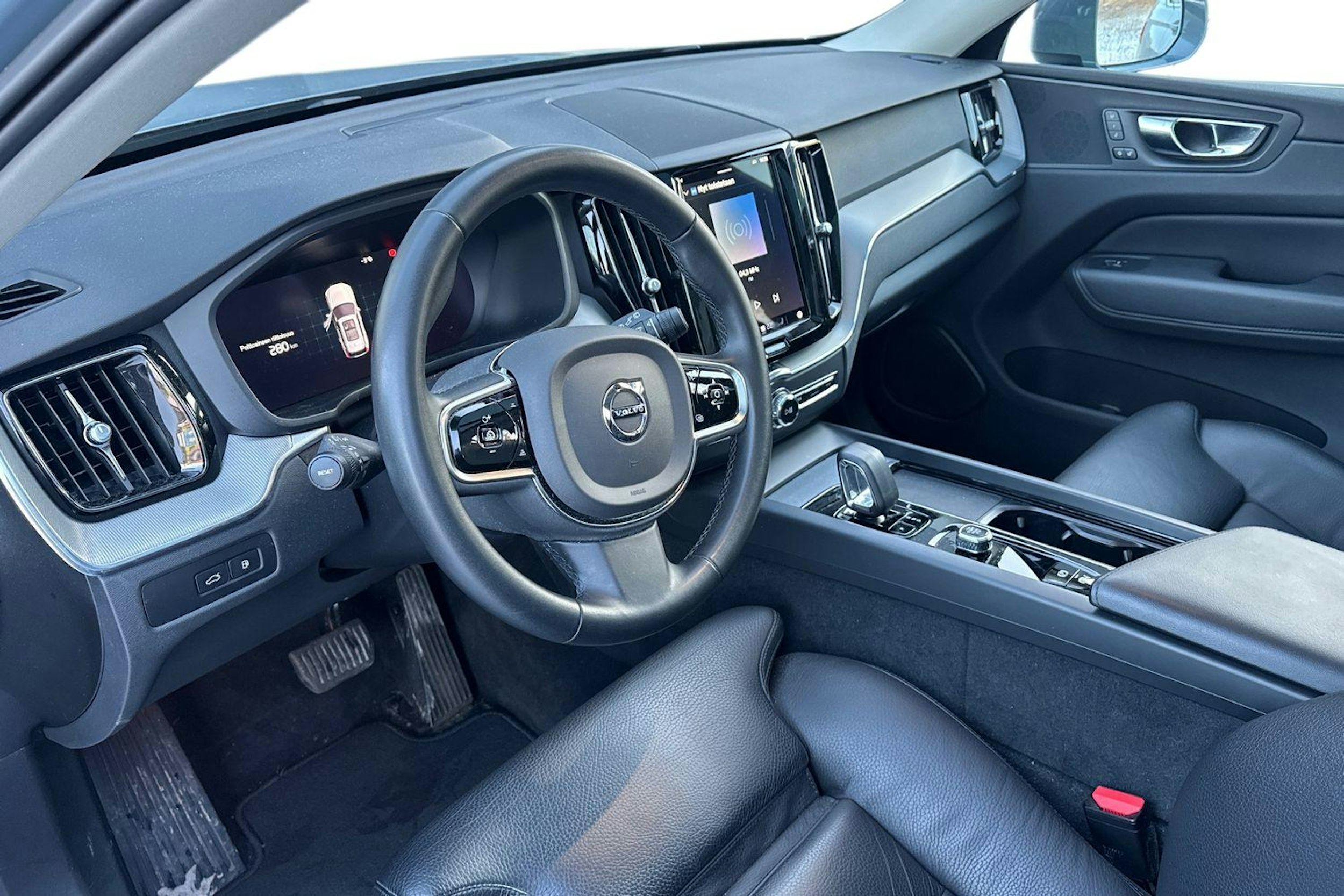 harmaa Volvo XC60 2023 kuva 3.