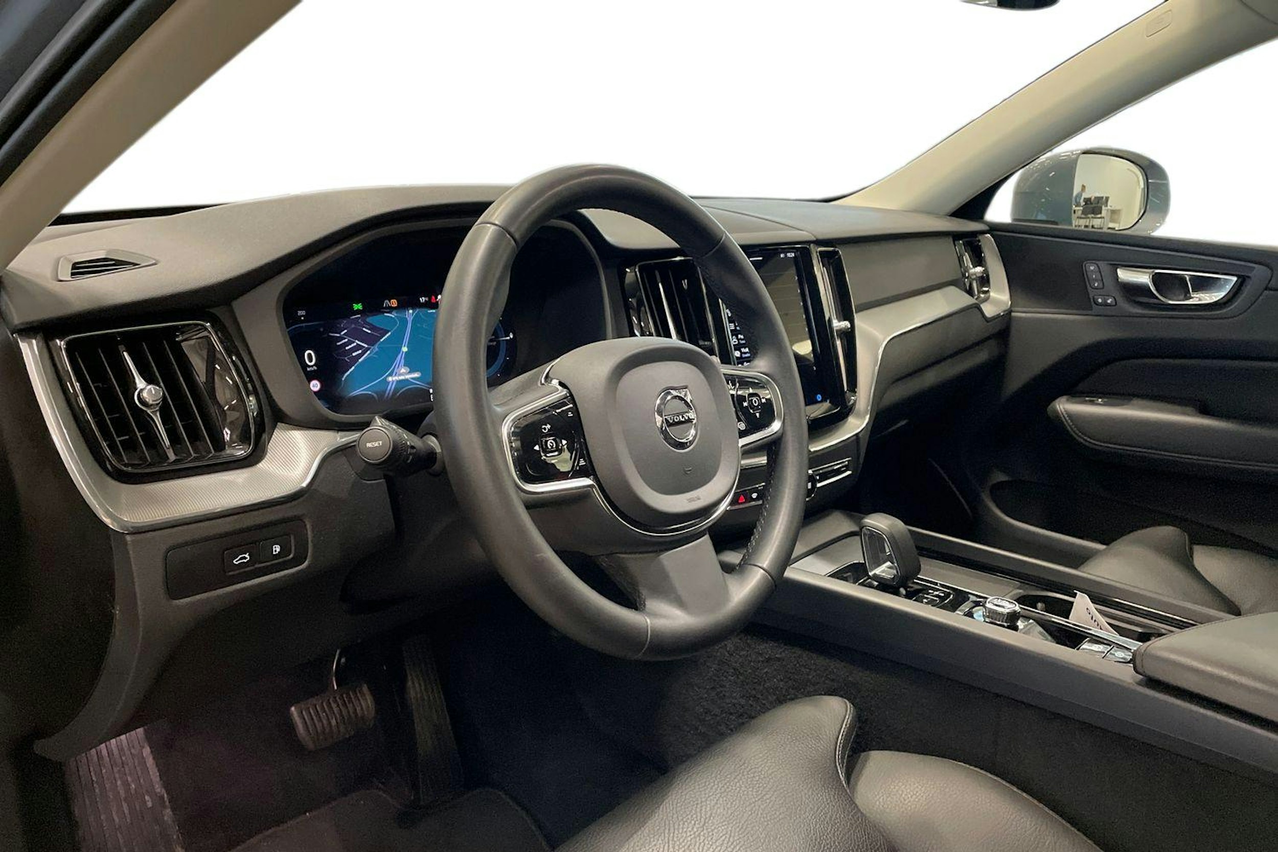 harmaa Volvo XC60 2023 kuva 7.