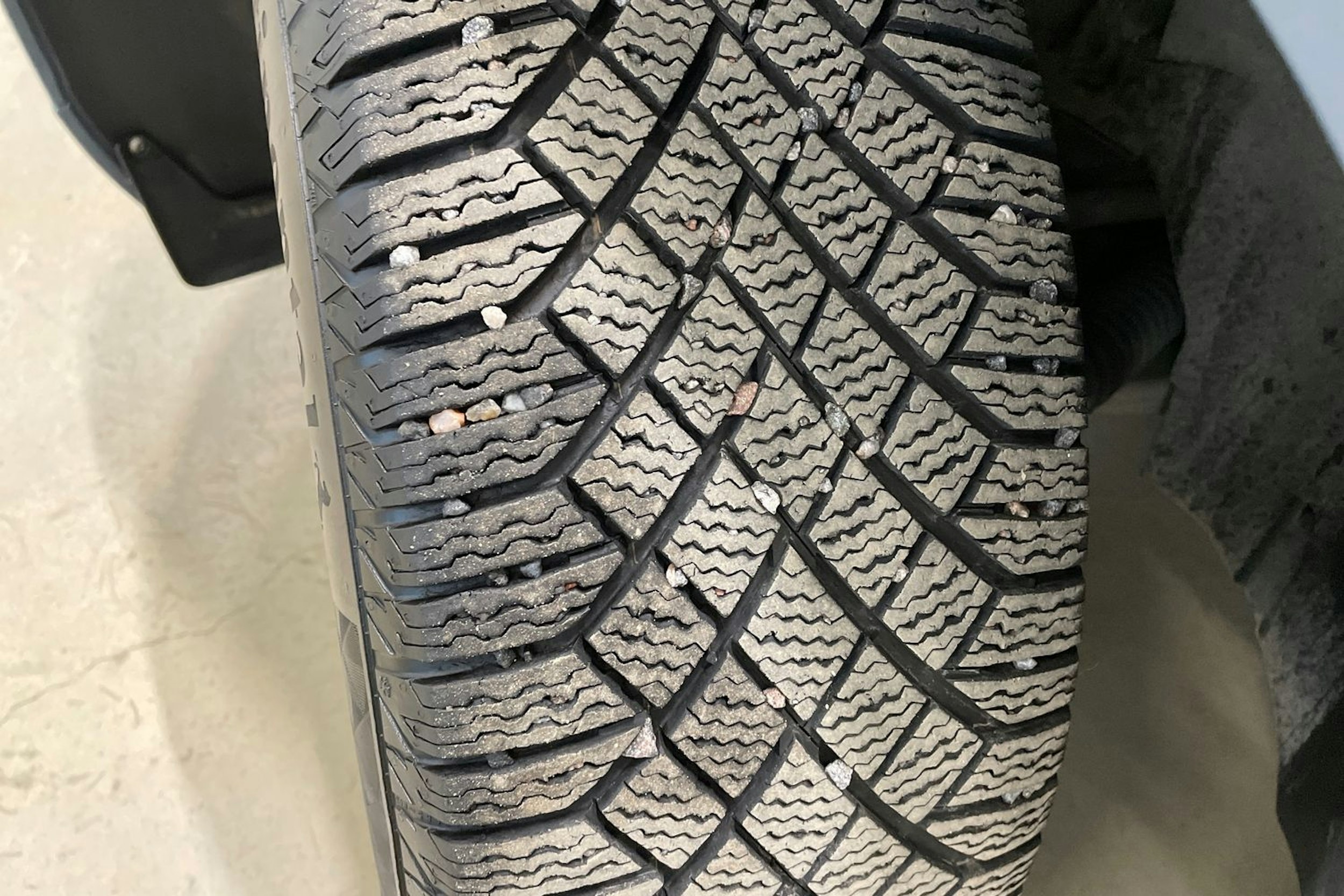 harmaa Volvo XC60 2023 kuva 13.