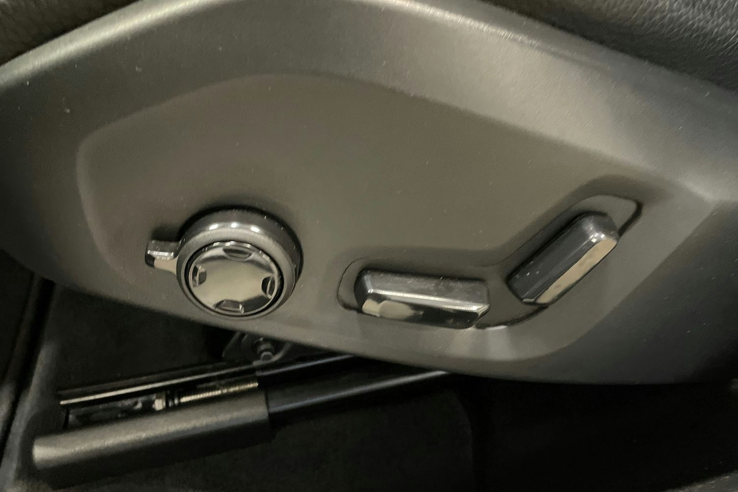 harmaa Volvo XC60 2023 kuva 15.