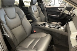 harmaa Volvo XC60 2023 kuva 16.