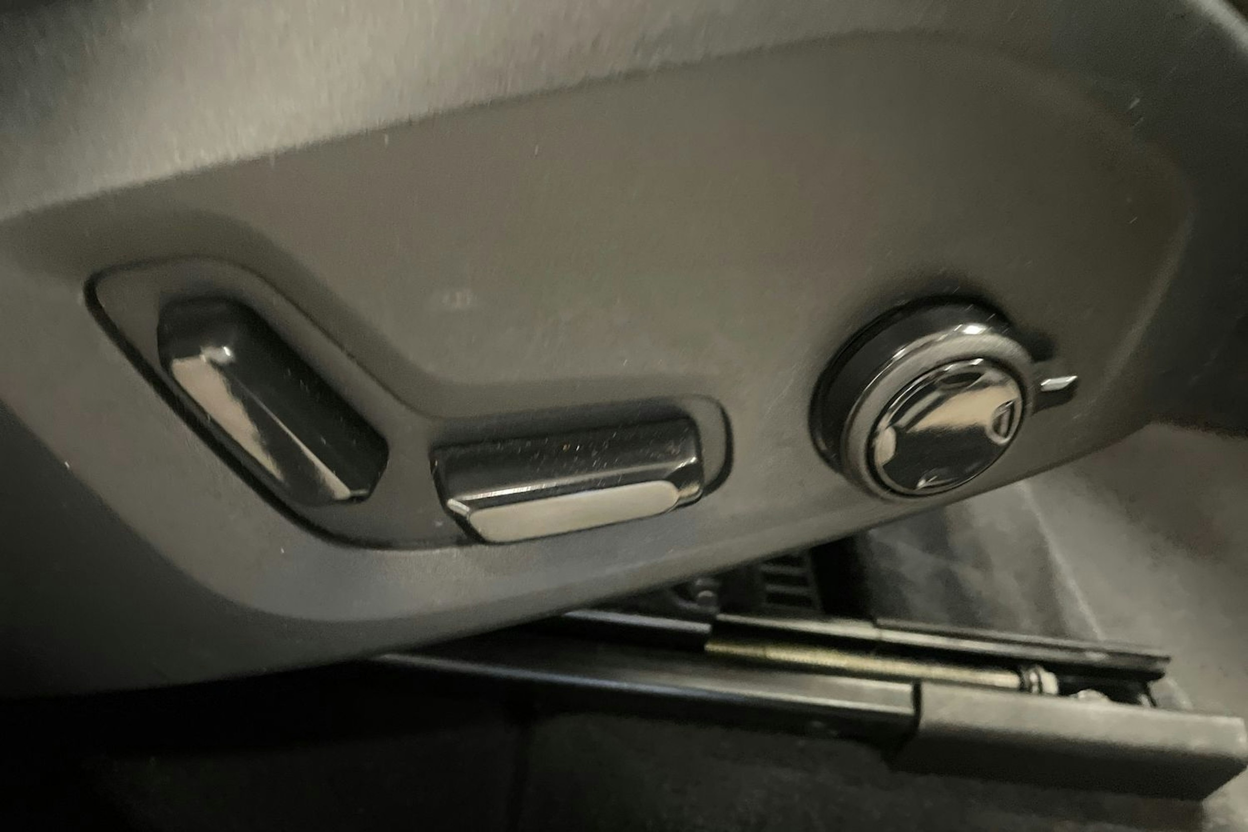 harmaa Volvo XC60 2023 kuva 17.