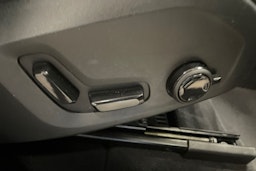 harmaa Volvo XC60 2023 kuva 17.