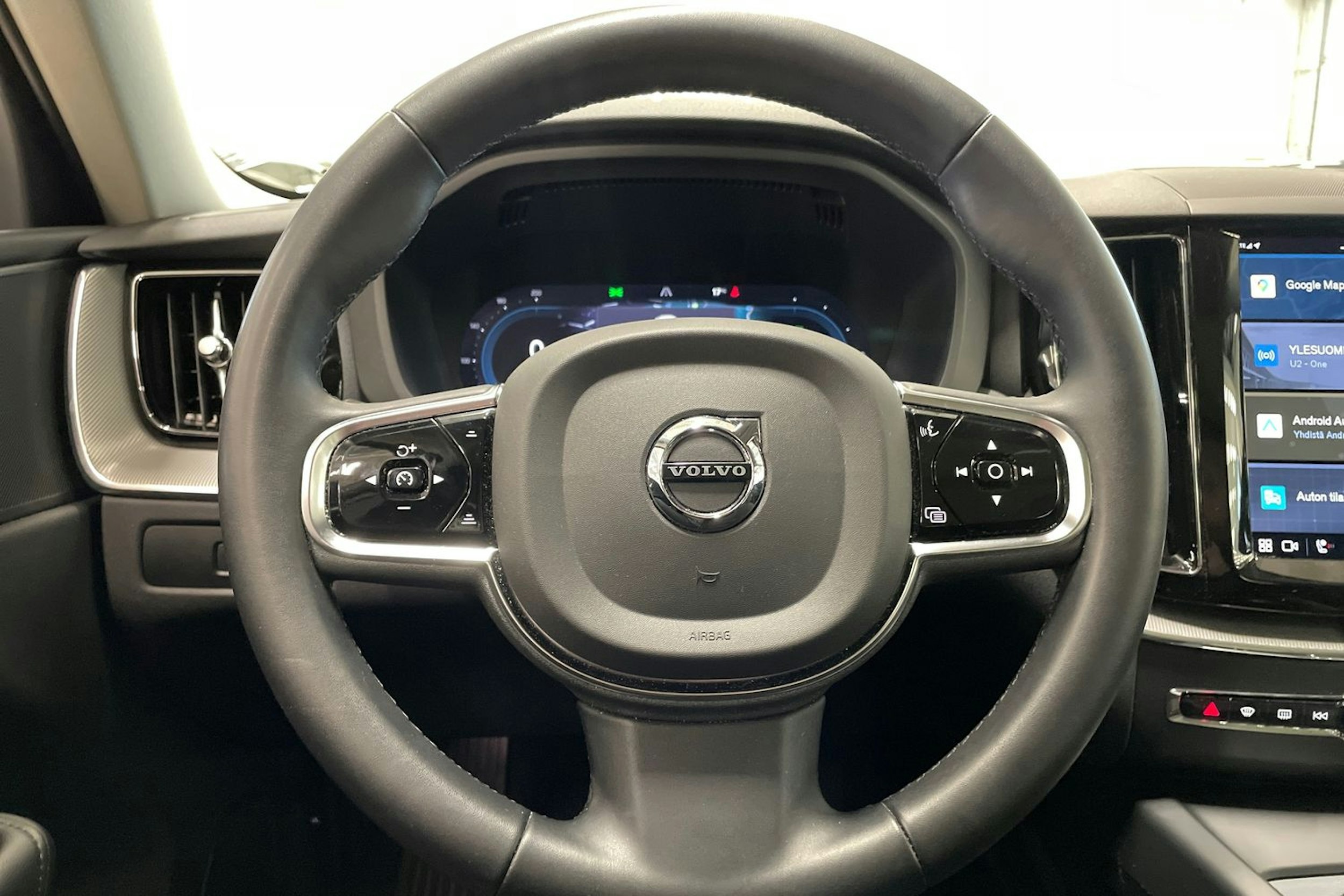 harmaa Volvo XC60 2023 kuva 18.