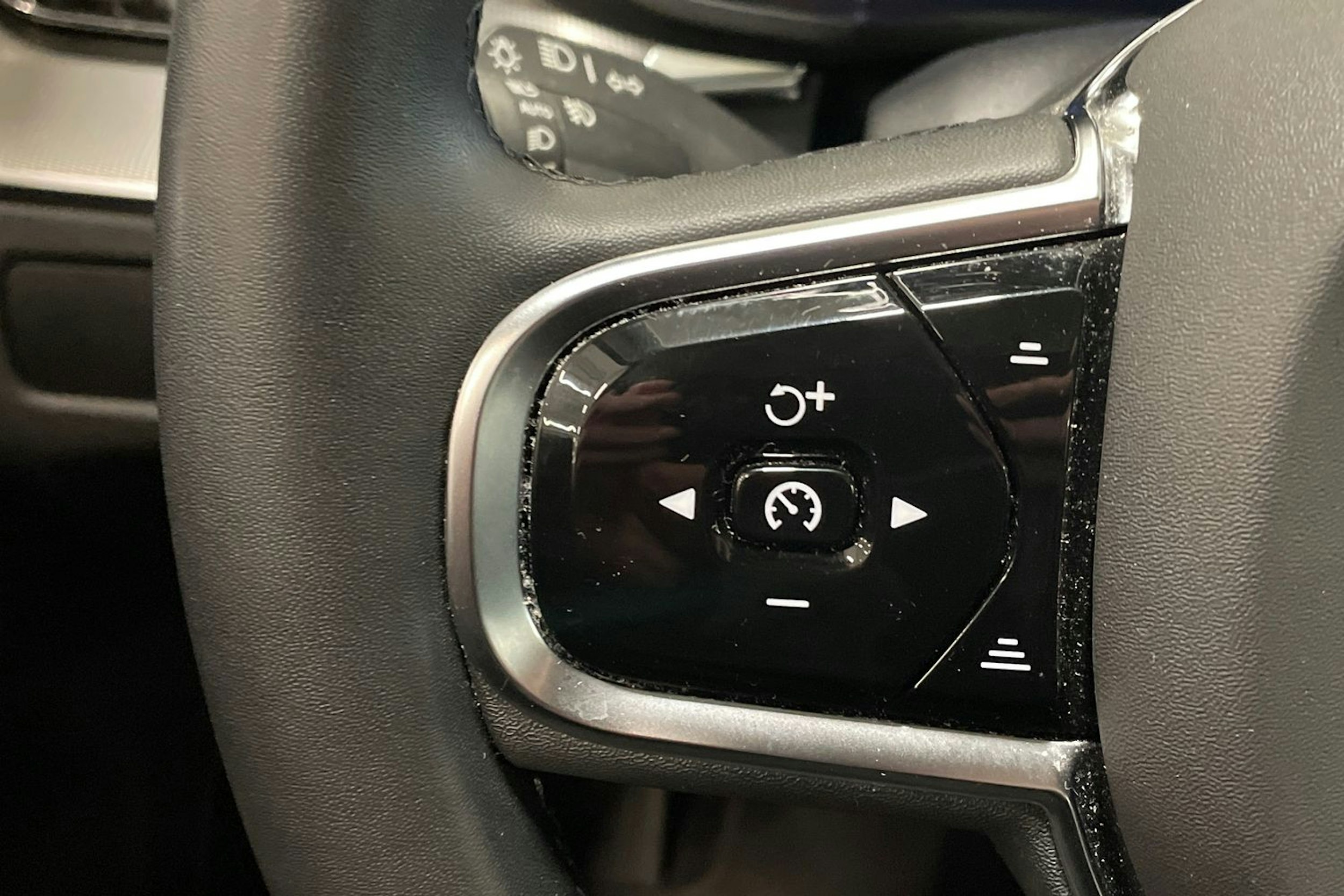 harmaa Volvo XC60 2023 kuva 20.