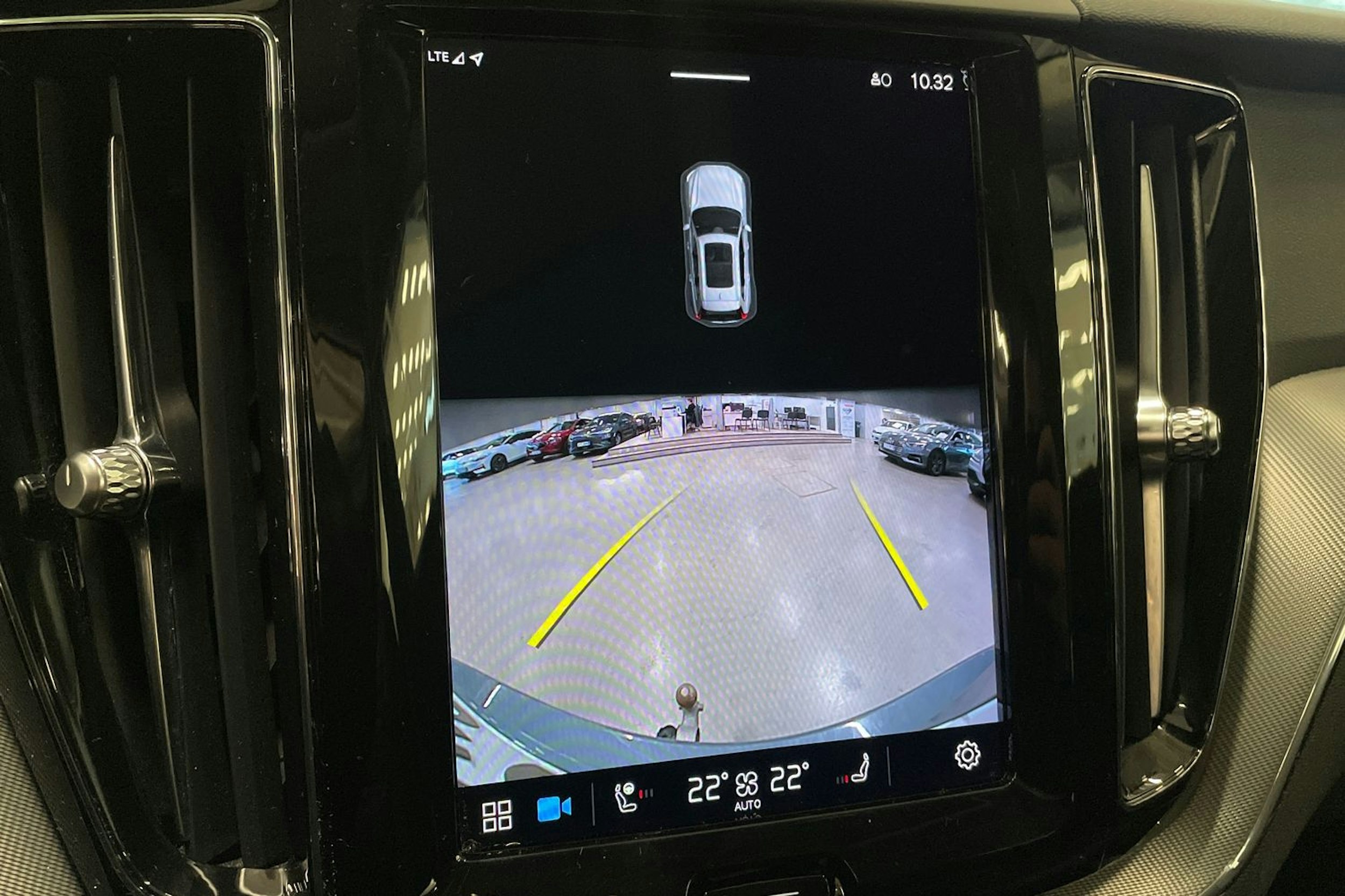 harmaa Volvo XC60 2023 kuva 24.