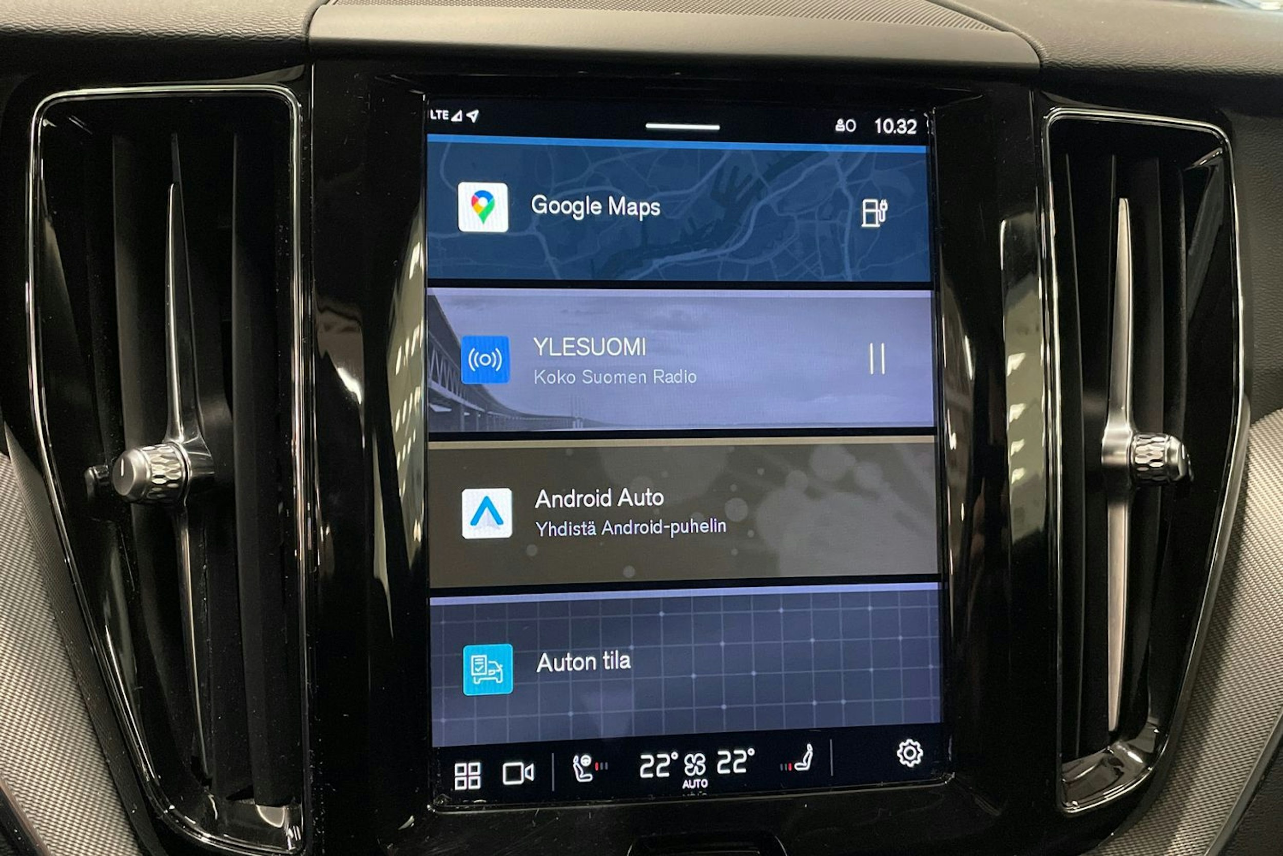 harmaa Volvo XC60 2023 kuva 25.