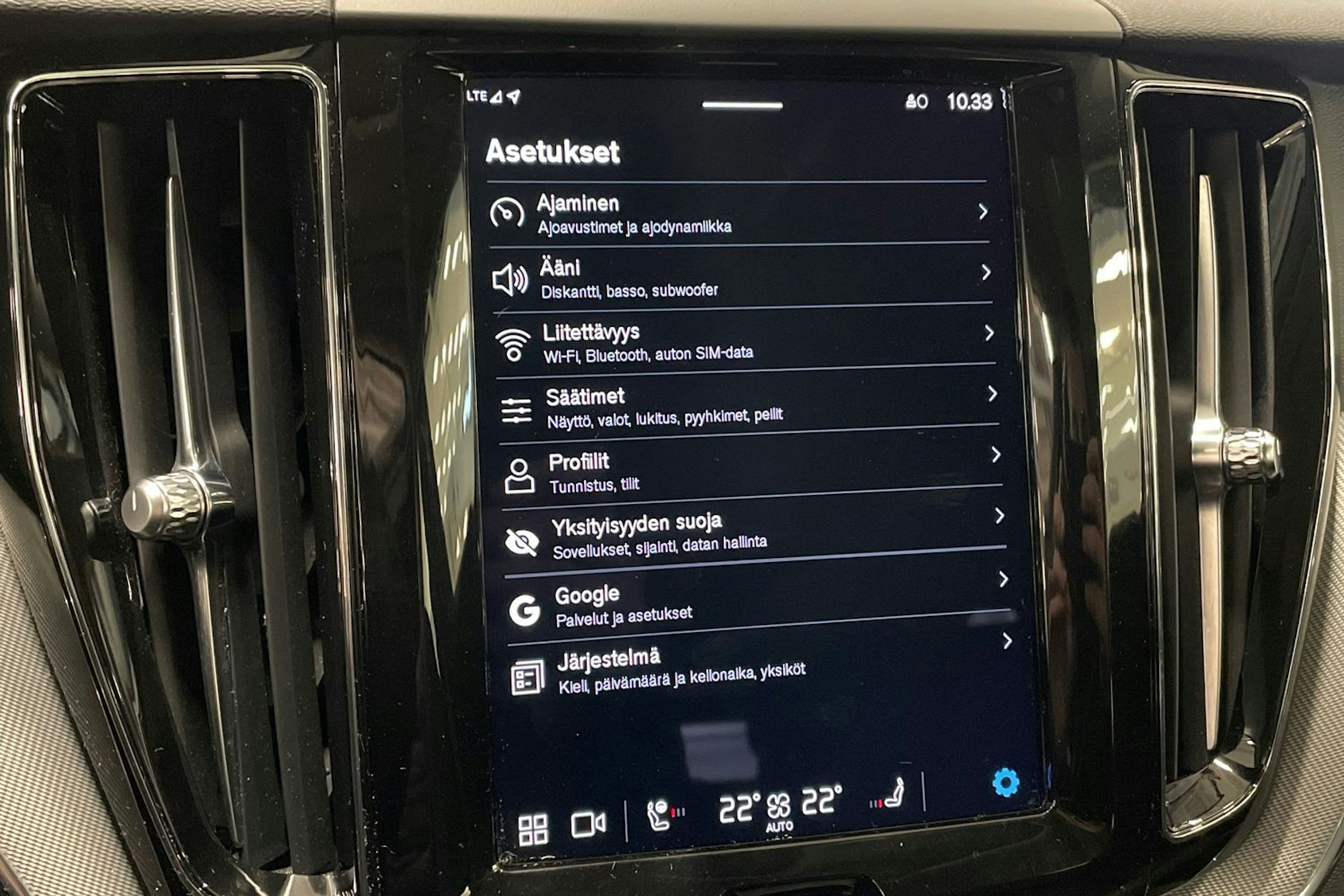 harmaa Volvo XC60 2023 kuva 27.