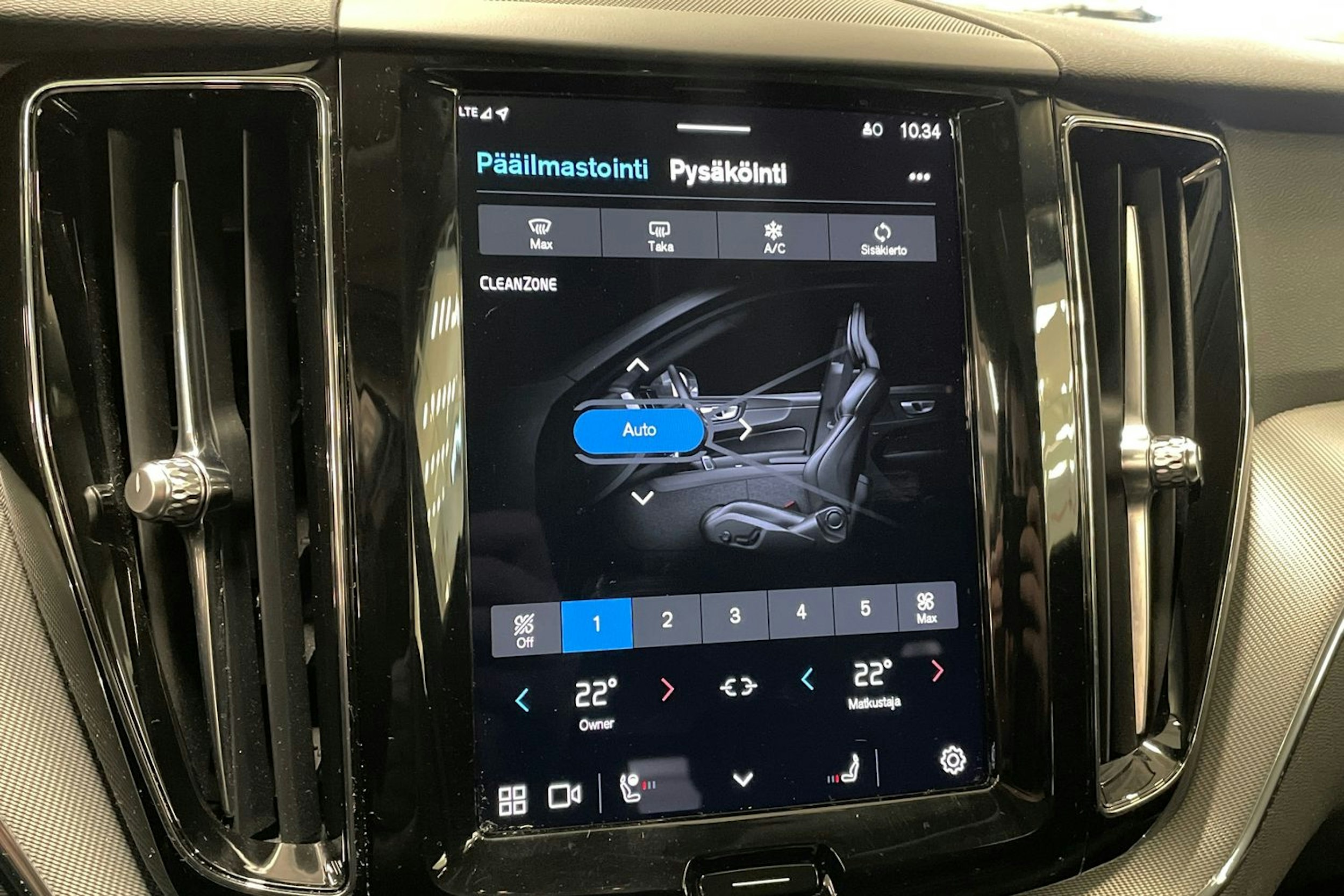 harmaa Volvo XC60 2023 kuva 30.