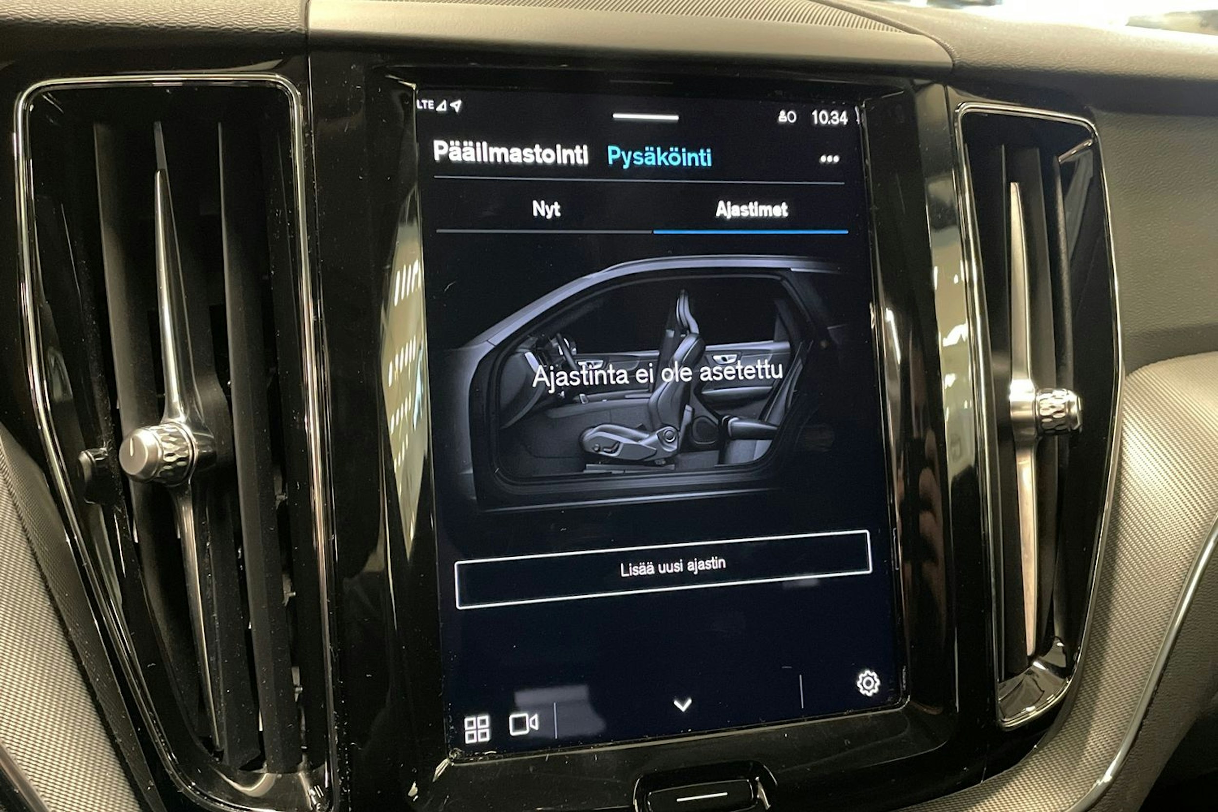 harmaa Volvo XC60 2023 kuva 32.