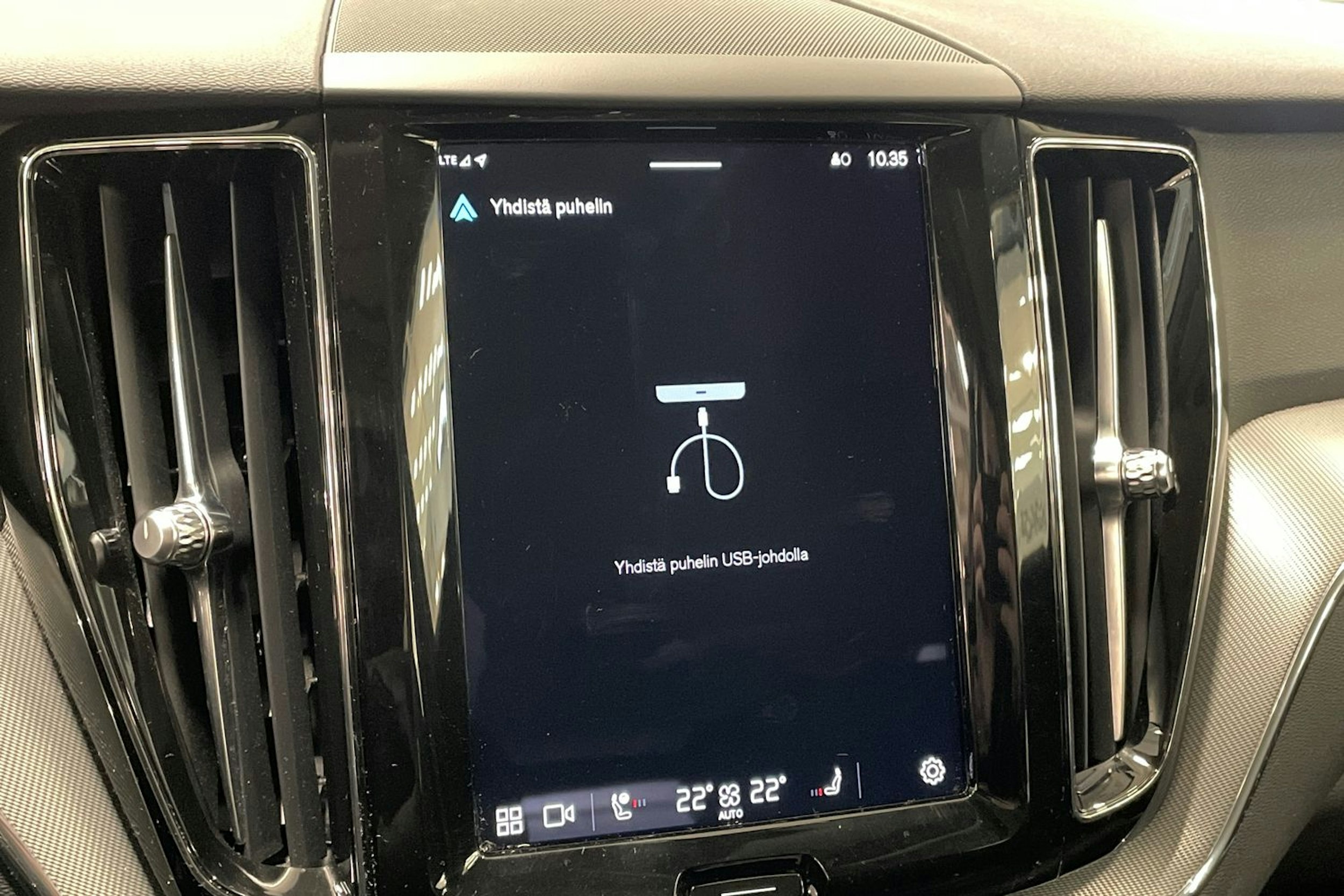 harmaa Volvo XC60 2023 kuva 33.