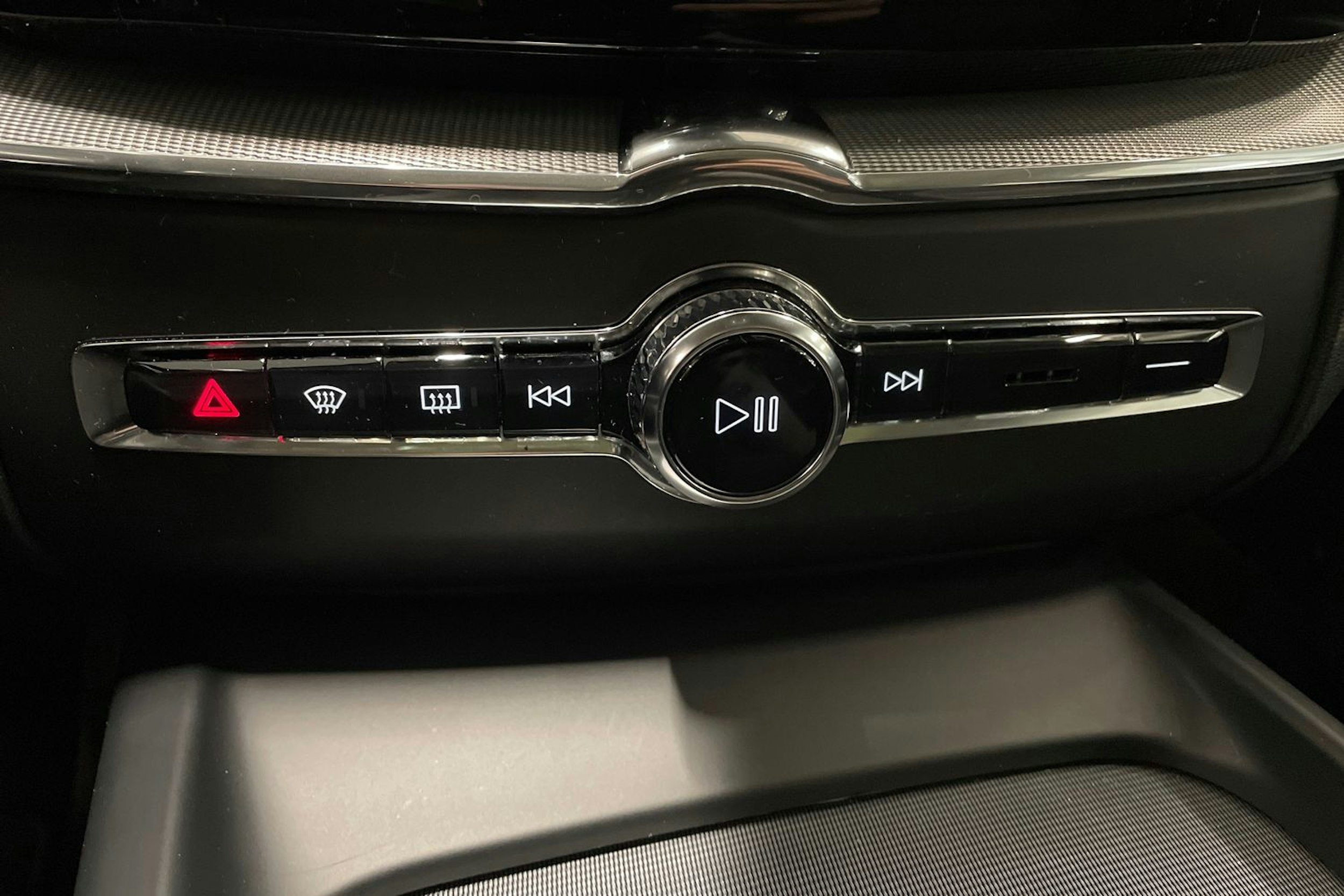 harmaa Volvo XC60 2023 kuva 34.