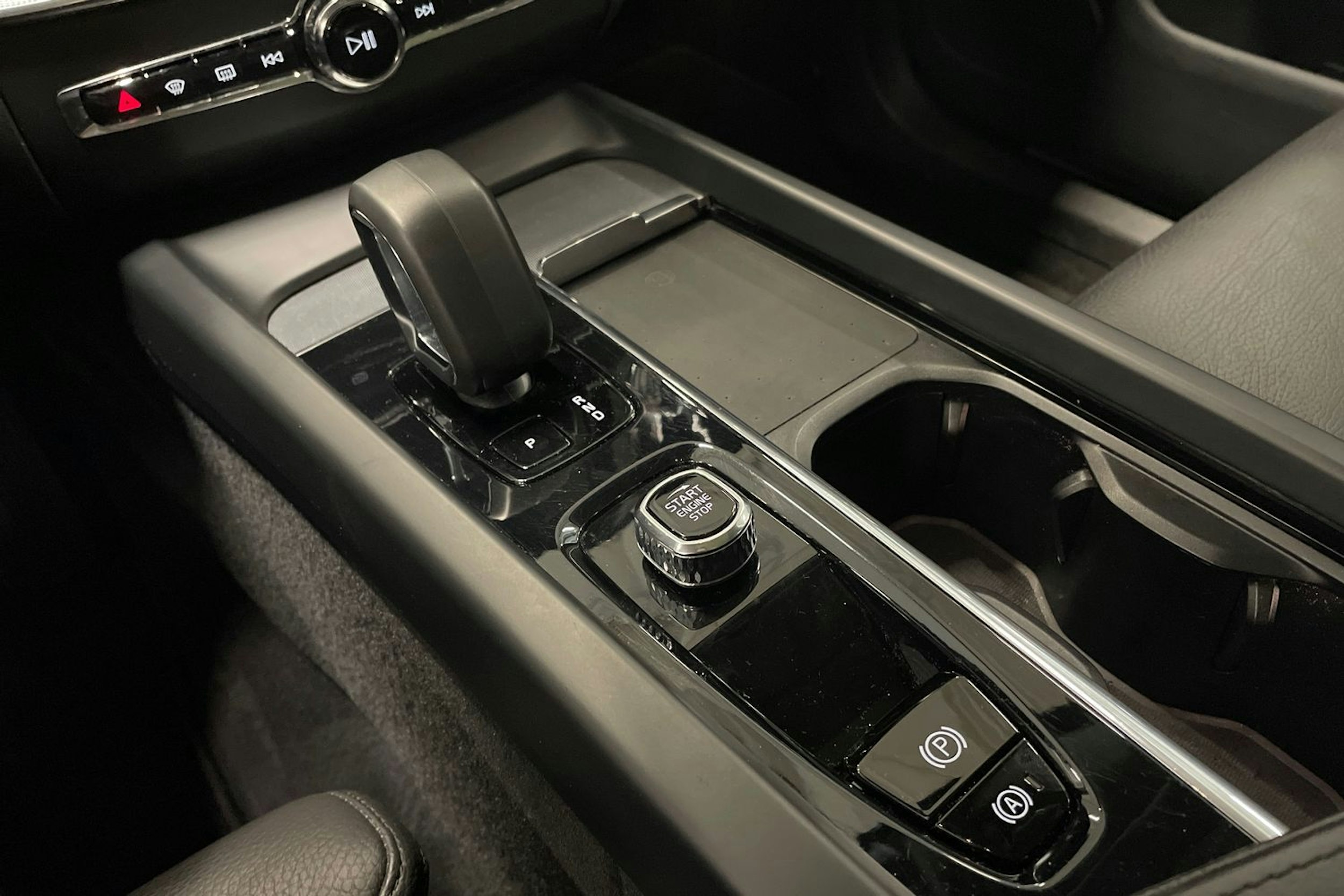 harmaa Volvo XC60 2023 kuva 35.