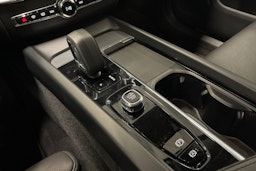 harmaa Volvo XC60 2023 kuva 35.