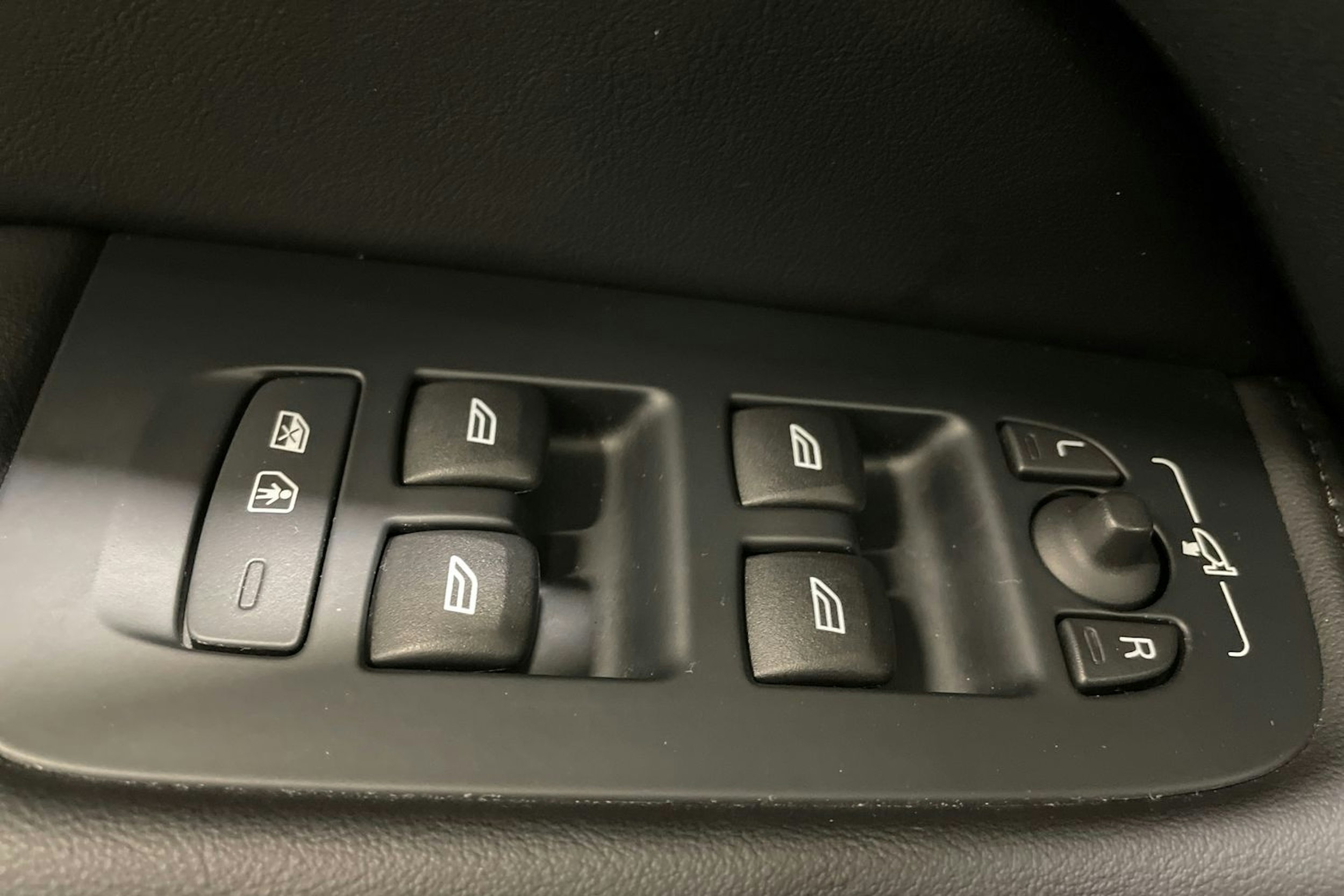 harmaa Volvo XC60 2023 kuva 38.