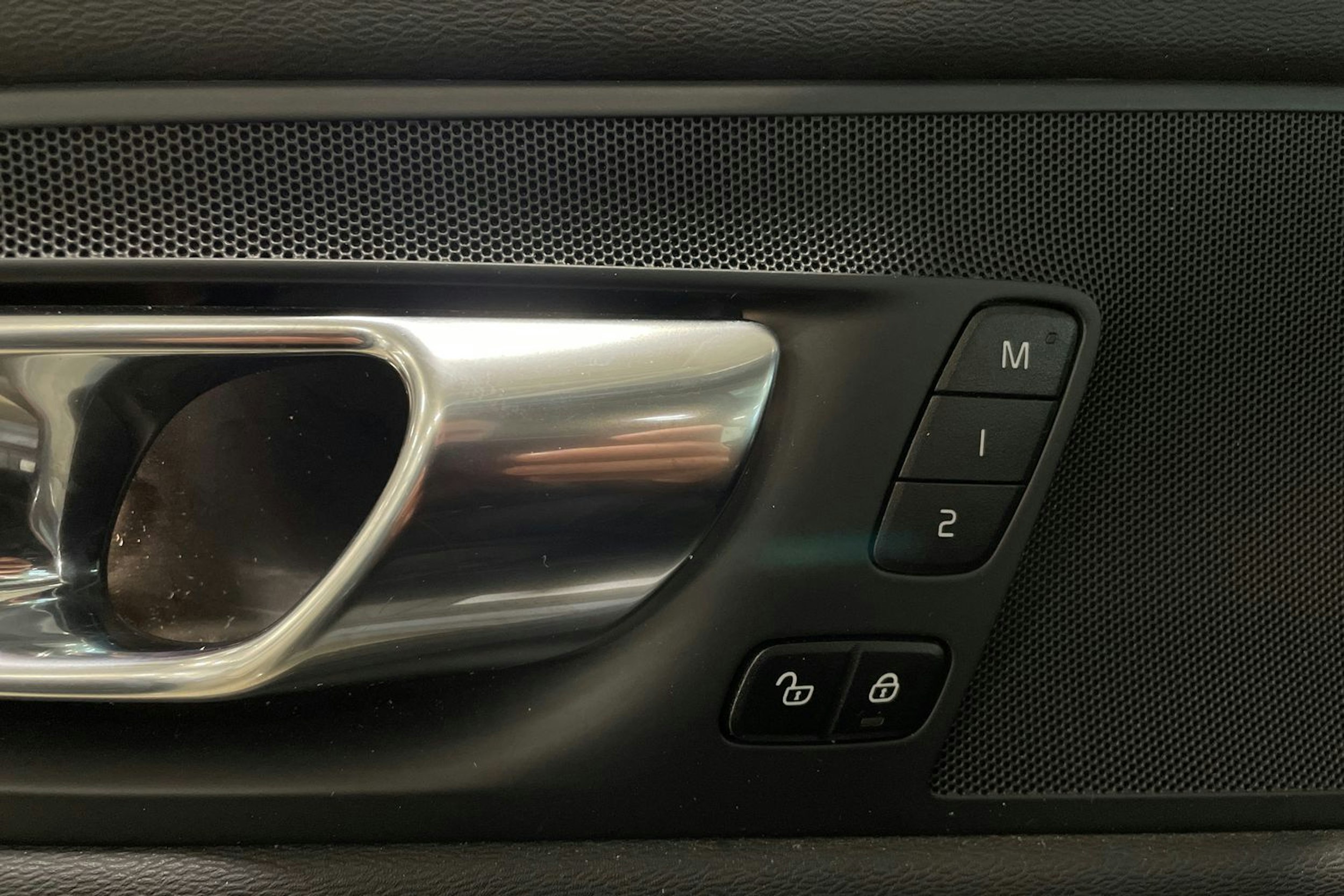 harmaa Volvo XC60 2023 kuva 39.