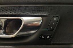 harmaa Volvo XC60 2023 kuva 39.